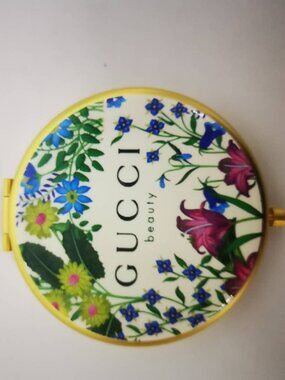Pre-owned GUCCI Portable Double-sided Folding Makeup Mirror with Storage Bag
